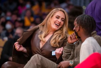 Adele icona della musica e della moda: strepitoso il suo ultimo look alla partita dell’NBA