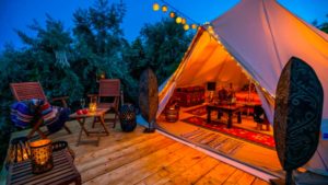 Glamping di lusso cos’è e cosa aspettarsi: un nuovo modo di vivere l’aria aperta