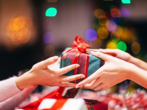 I migliori regali di Natale di lusso 2021 per lui e per lei: rendi uniche queste feste  