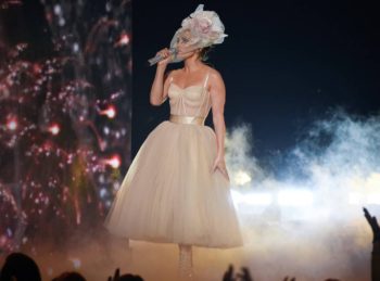 Jennifer Lopez come una sposa agli AMA 2021: vuole dirci qualcosa?