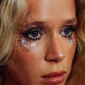 Trucco glitter: come brillare per la stagione delle feste di Natale