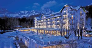 Vacanze Natale 2021 a Cortina, i soggiorni più esclusivi della regina delle Dolomiti
