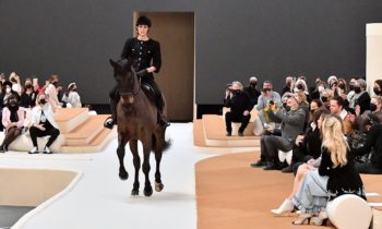 La principessa Charlotte Casiraghi in sella per la sfilata di Chanel alla Fashion week di Parigi