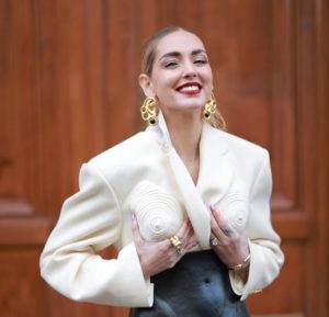 Chiara Ferragni fa scalpore con il suo look osé alla Fashion Week di Parigi
