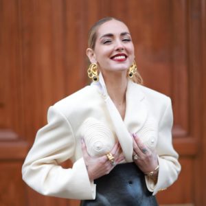Chiara Ferragni fa scalpore con il suo look osé alla Fashion Week di Parigi