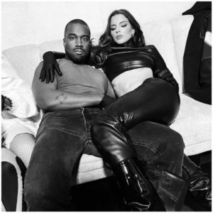 Kanye West e Julia Fox incandescenti sui social e Kim a casa con i bambini