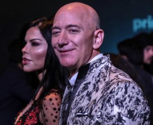 I nuovi capricci di Jeff Bezos: Rotterdam smonterà un ponte per far passare il suo mega yacht