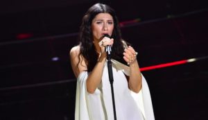 Sanremo 2022 Elisa: quanto costa il tirapugni di perle