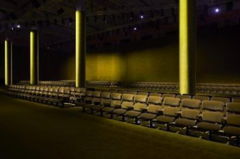 Milano Fashion Week, tra body e gonne Prada: mentre il mondo trema