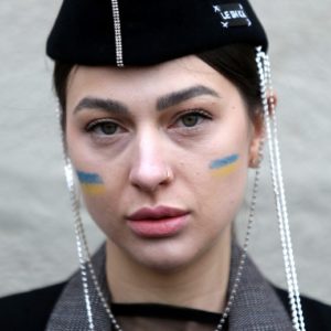Guerra in Ucraina, proteste alla Milano Fashion Week: modelle e influencer in rivolta