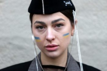 Guerra in Ucraina, proteste alla Milano Fashion Week: modelle e influencer in rivolta