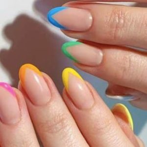 La French manicure colorata torna in scena con varianti esplosive