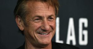 Sean Penn con zaino in spalla e trolley in fuga a piedi dall’Ucraina