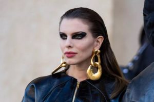 Trend Alert 2022: l’eye-liner nero marcato torna di moda