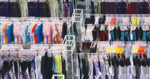 Fast Fashion: quali sono gli effetti e le conseguenze della moda che costa poco