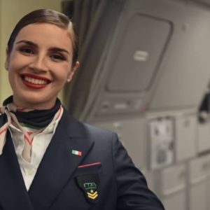 Ita Airways cambia il look del personale: le nuove divise sono firmate Brunello Cucinelli