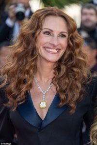 I diamanti delle star: Julia Roberts e Anne Hathaway brillano a Cannes