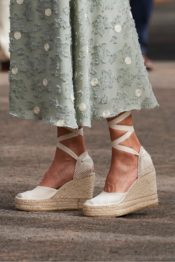 Espadrillas con tacco o senza sono le scarpe estive perfette secondo Letizia di Spagna