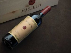 Investire in vini pregiati: 3 bottiglie con potenziale da mettere “in cassaforte”