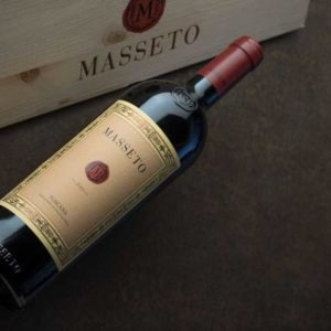 Investire in vini pregiati: 3 bottiglie con potenziale da mettere “in cassaforte”