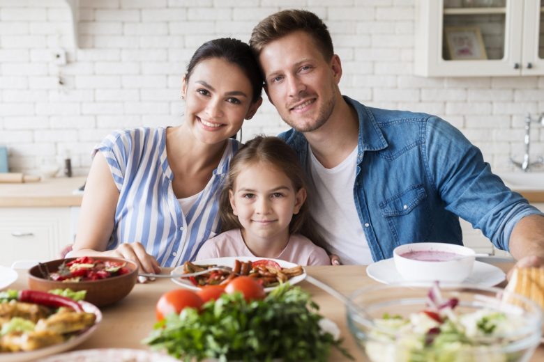 famiglia mangia menu sano