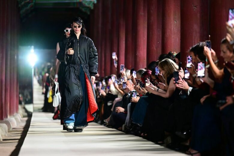 Gucci porta la Cruise 2025 alla Tate Modern di Londra