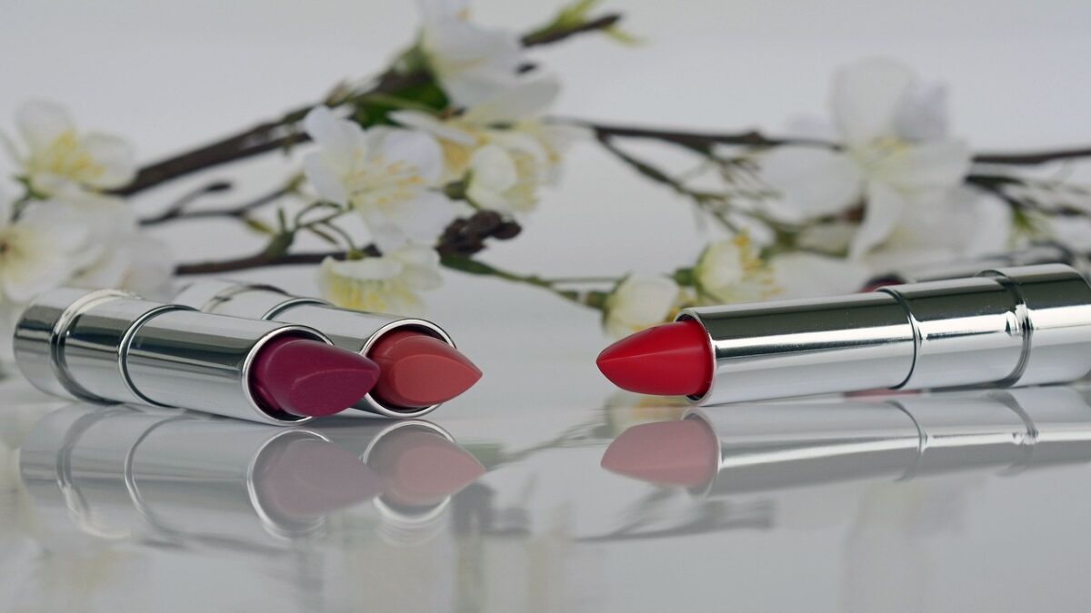 Prada lancia la prima linea di skincare e make up