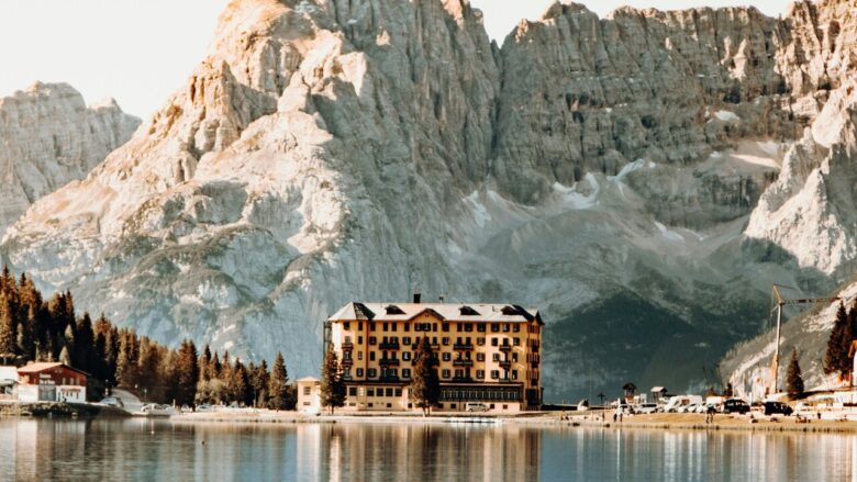 Gli hotel sul lago più belli del mondo per una fuga invernale