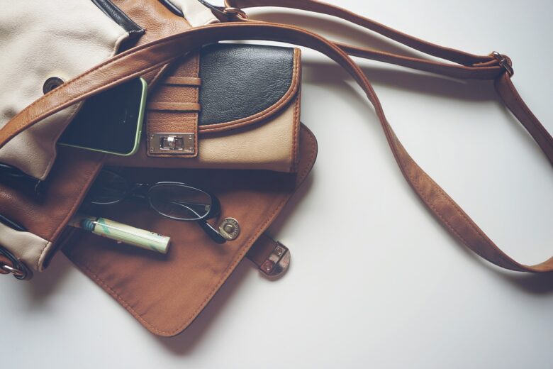 Come indossare le borse a tracolla: idee per look e abbinamenti 