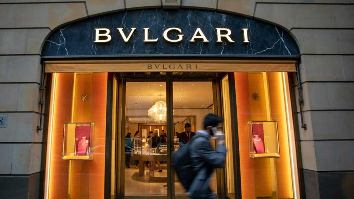 Mary Katrantzou firme le nuove borse Bulgari