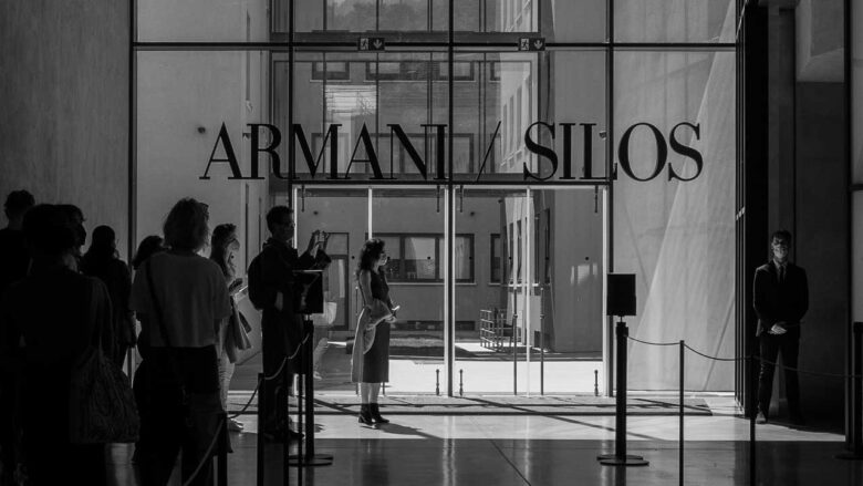 Come riconoscere una borsa Armani originale