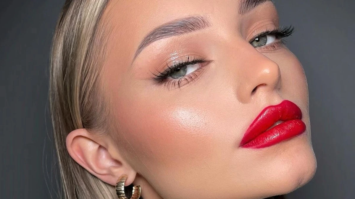 Rossetto rosso: il segreto eterno dell’eleganza senza tempo