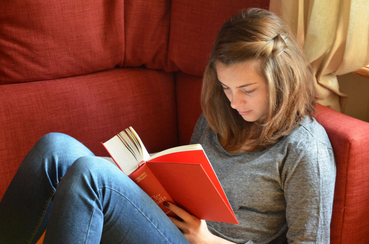 ragazza legge su divano