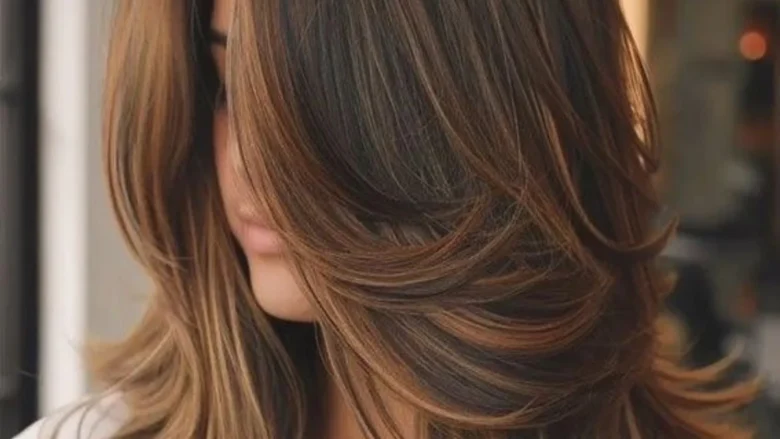 Capelli lunghi scalati: l’intramontabile scelta di stile per una bellezza sofisticata