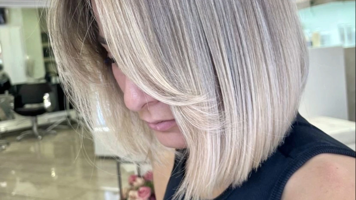 Meches biondo freddo: la tendenza sofisticata per un look luminoso e di classe