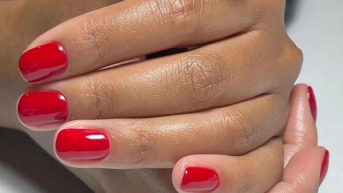 Smalto rosso: questa nuance senza tempo si trasforma nella chiave d’accesso allo stile