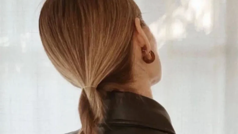 Treccia coda: l’eleganza senza tempo tra le tendenze capelli di stagione