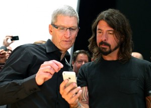 Dave Grohl e Tim Cook alla presentazione degli iPhone 6