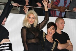 Kim Kardashian e Kris Jenner al concerto di Kanye West alla Fondation Louis Vuitton
