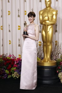 Anne Hathaway in Prada agli Oscar 2013